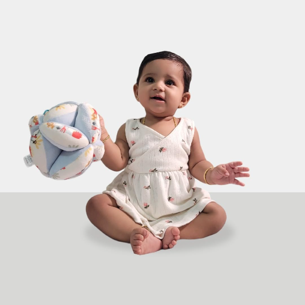 AARIV Montessori Sensory Clutch Ball for Babies (0-12 Months) – Soft Plush Rattle Toy for Newborn Development, Hand-Eye Coordination, Fine Motor Skills & Sensory Learning – Safe Baby Shower Gift, 16cm